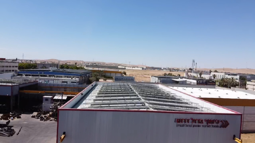 מתחם ברזל דרום בבאר שבע תמונה מהצד ש ל הגג עם תאים סולארים