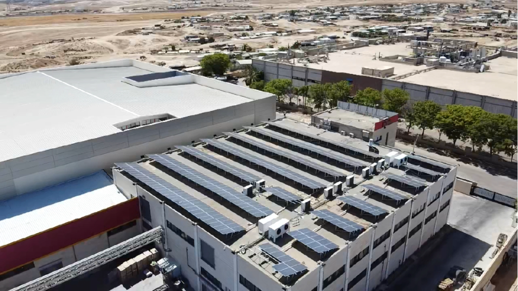 תמונה ממבט על של גג עם תאים סולארים מפעל פילטונה בבאר שבע