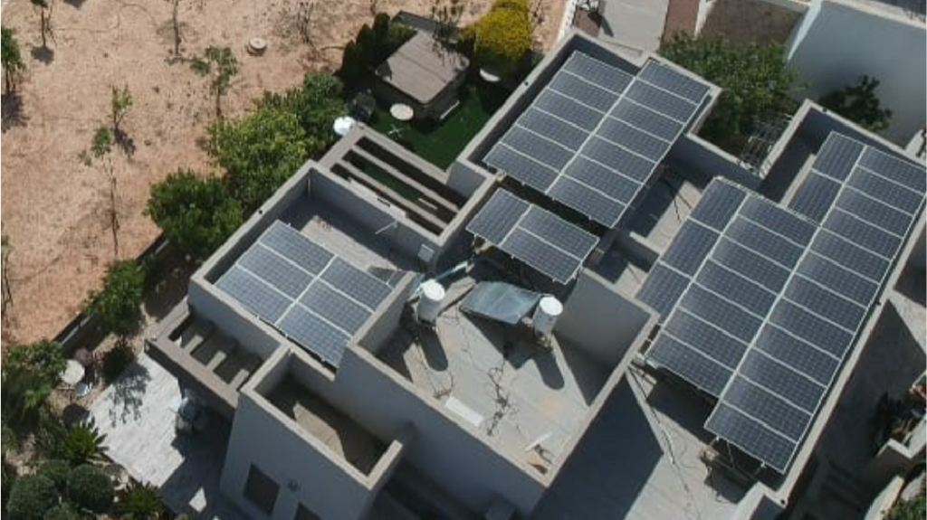 תמונה של בית ממבט על עם תאים סולארים על הגג